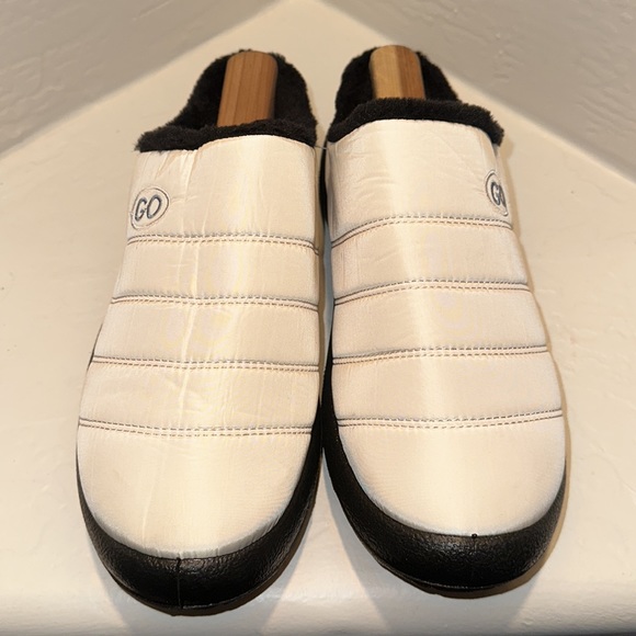 GO Comfy Memory Foam Slipper Plush Fleece Lined Shoe Size 43 EU Beige Black NEW - Picture 2 of 14